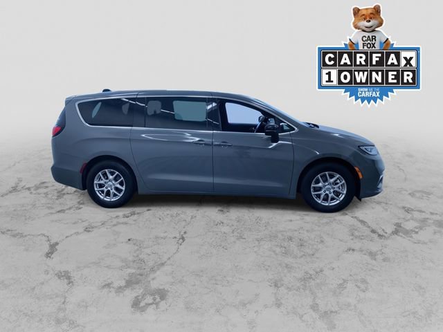 Used 2025 Chrysler Pacifica Select FWD image 2
