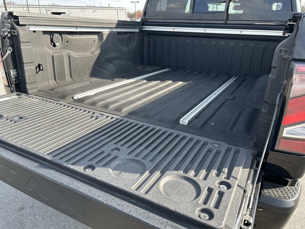 Used 2020 Nissan Titan SL image 14