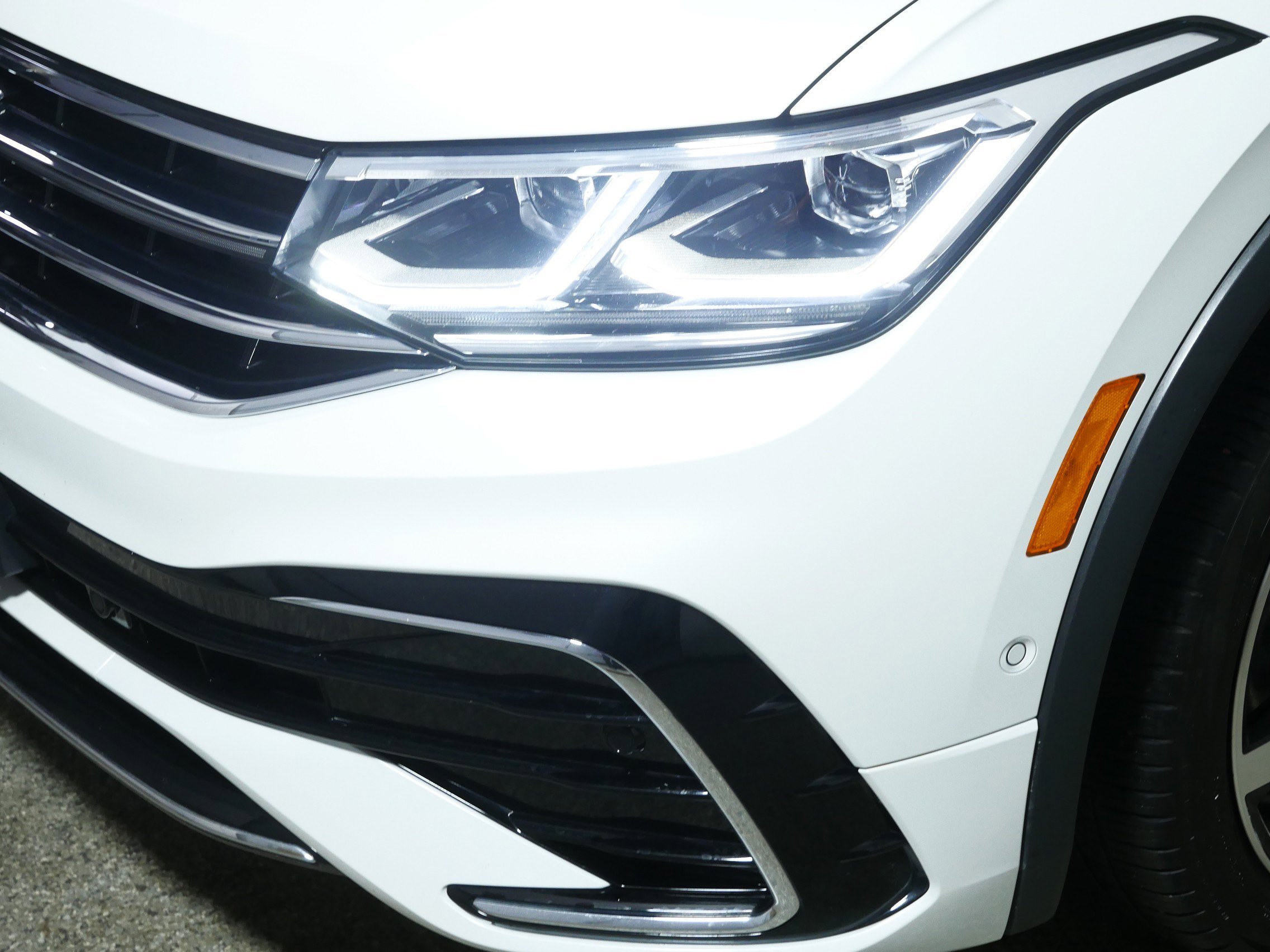 Used 2023 Volkswagen Tiguan SEL R-Line image 16