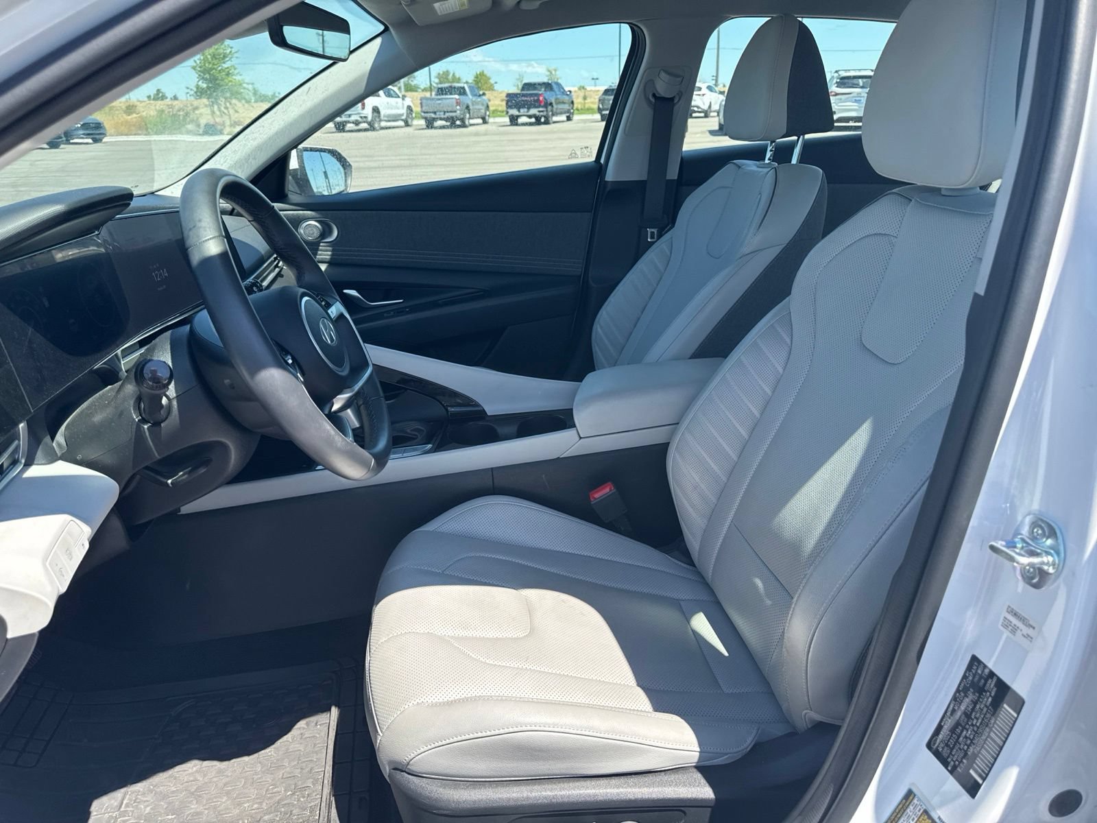 Used 2025 Hyundai Elantra Limited FWD image 8