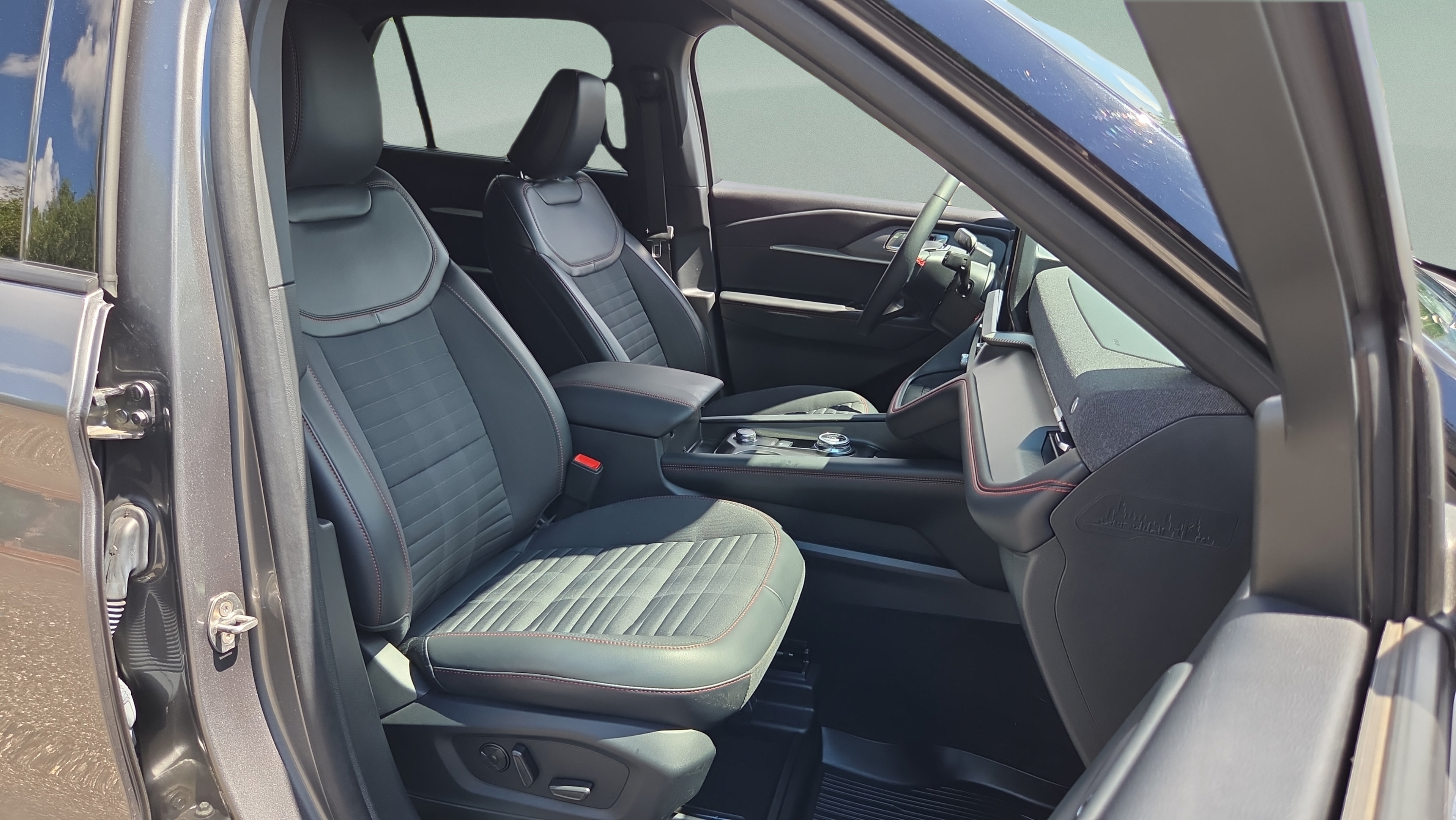 Used 2025 Ford Explorer ST-Line w/ Premium Package RWD image 15