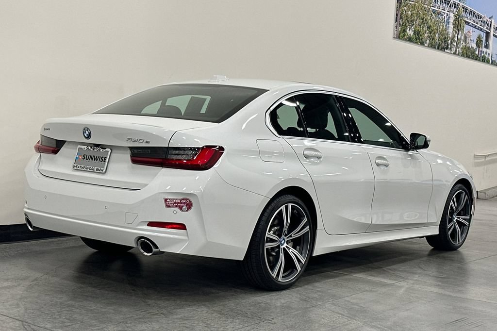 Used 2024 BMW 330e w/ Convenience Package RWD image 4