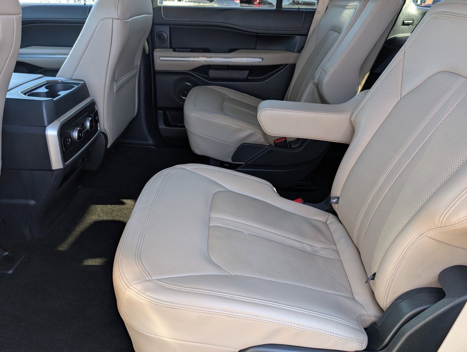 Used 2023 Ford Expedition Limited image 13
