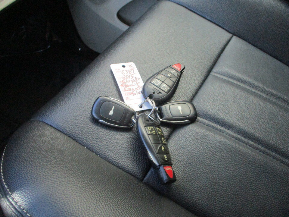 Used 2015 Chrysler Town & Country Touring FWD image 35