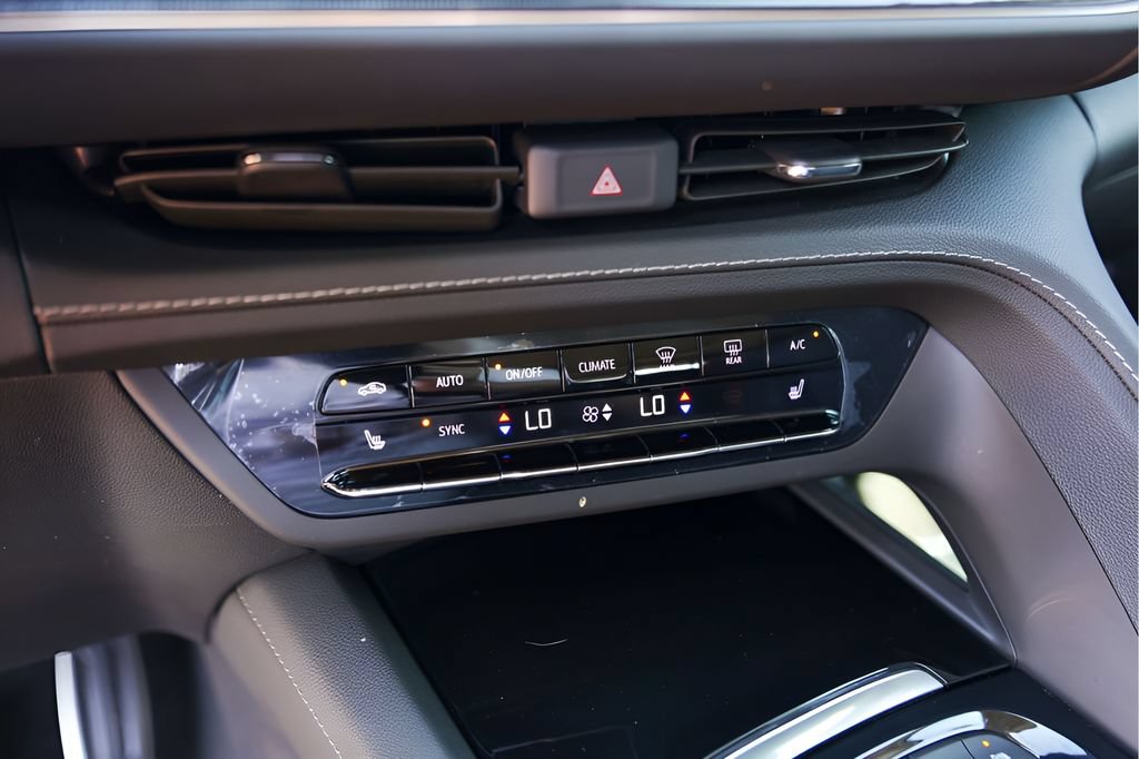Used 2022 Buick Envision Essence w/ Sport Touring Package FWD image 20