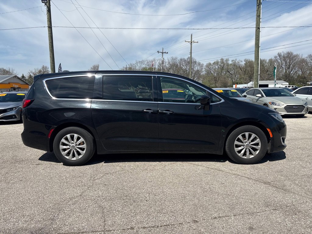Used 2018 Chrysler Pacifica Touring Plus image 3