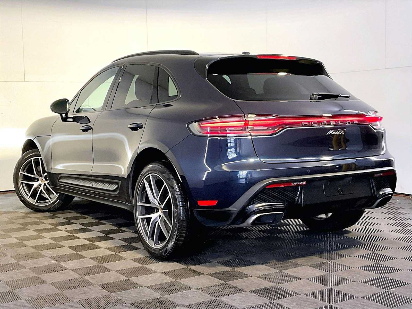 Certified 2023 Porsche Macan AWD/4WD image 3