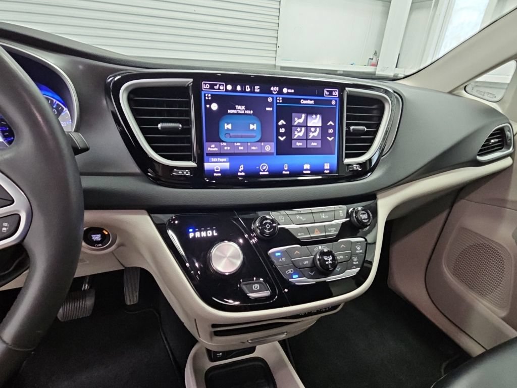 Used 2023 Chrysler Pacifica Touring-L FWD image 13