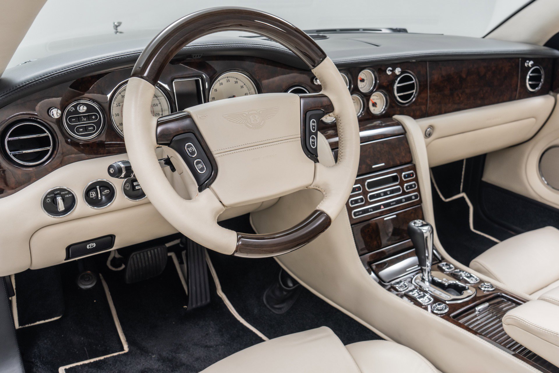 Used 2009 Bentley Azure RWD image 13