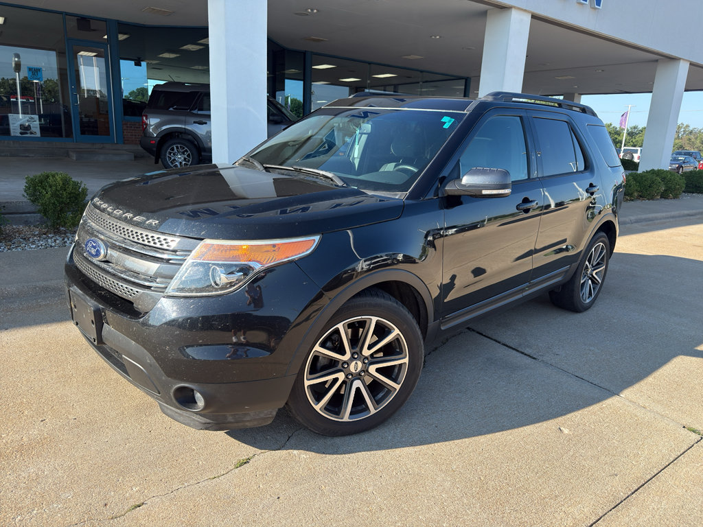 Used 2015 Ford Explorer XLT w/ Equipment Group 202A FWD image 2