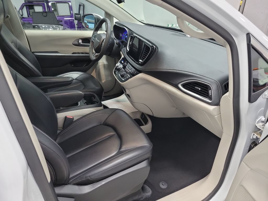 Used 2023 Chrysler Pacifica Touring-L FWD image 21