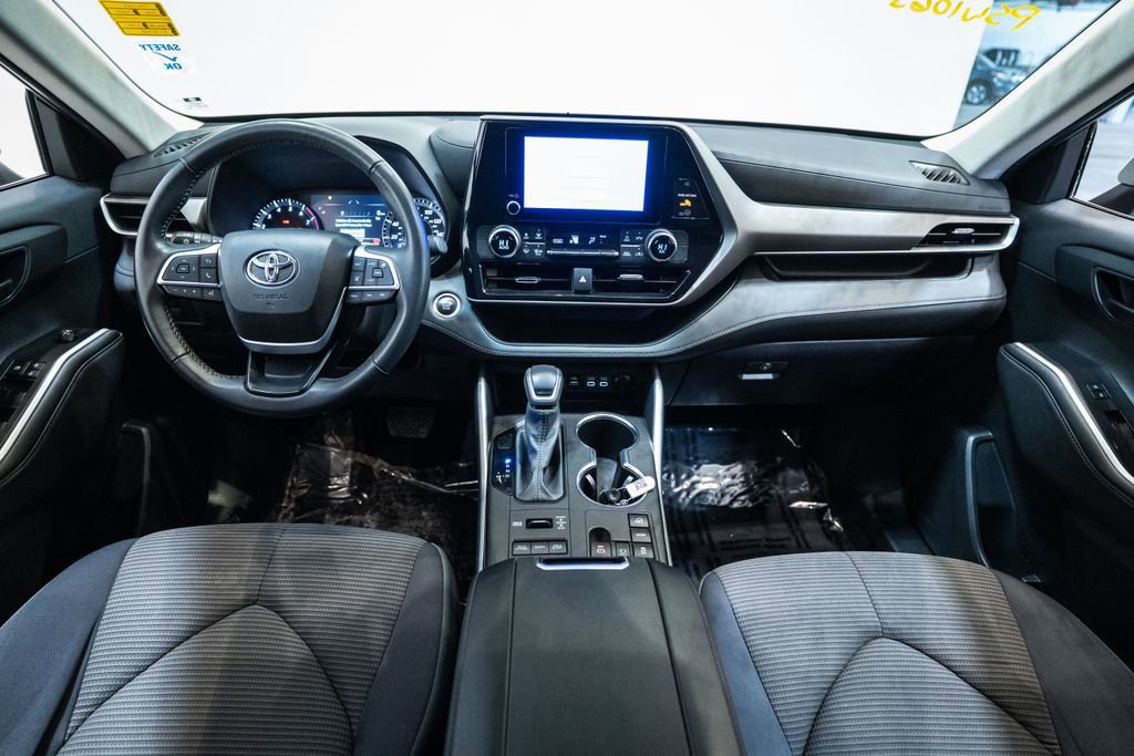 Used 2024 Toyota Highlander LE image 11