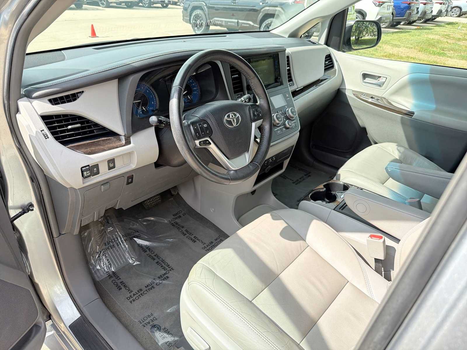 Used 2017 Toyota Sienna XLE AWD/4WD image 2