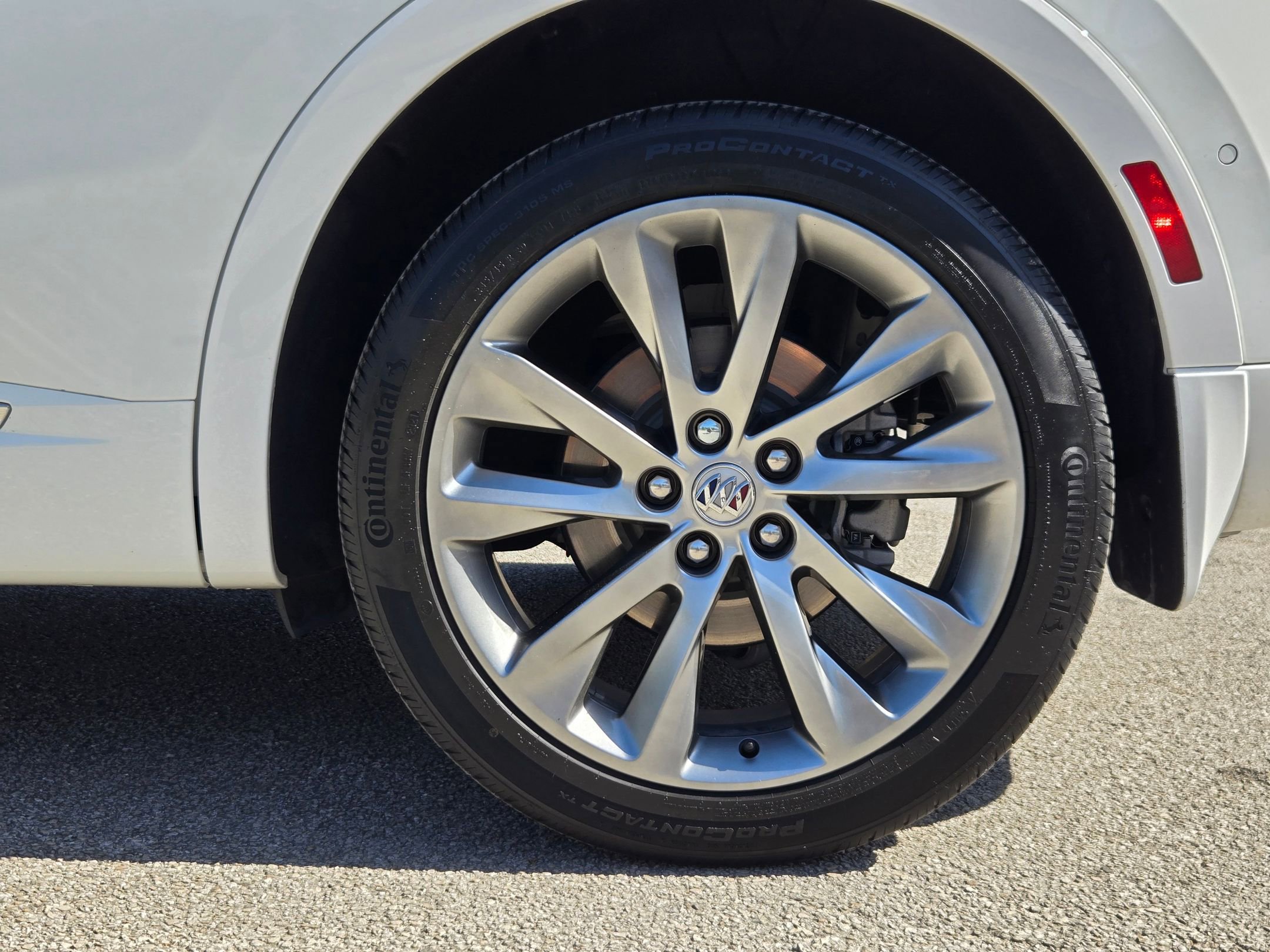 Used 2022 Buick Envision Avenir w/ Technology Package II image 32