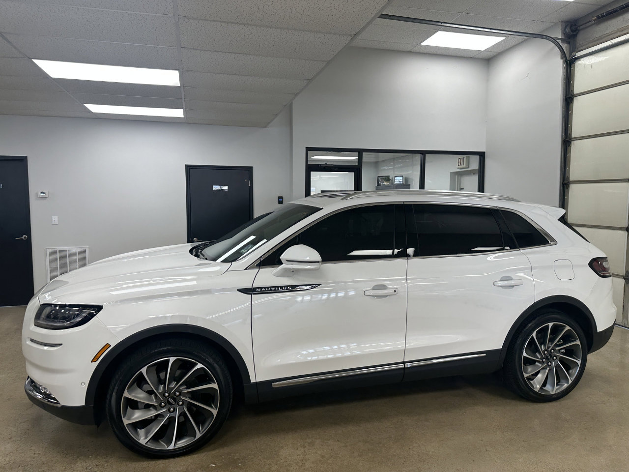 Used 2023 Lincoln Nautilus Reserve w/ Equipment Group 202A image 7