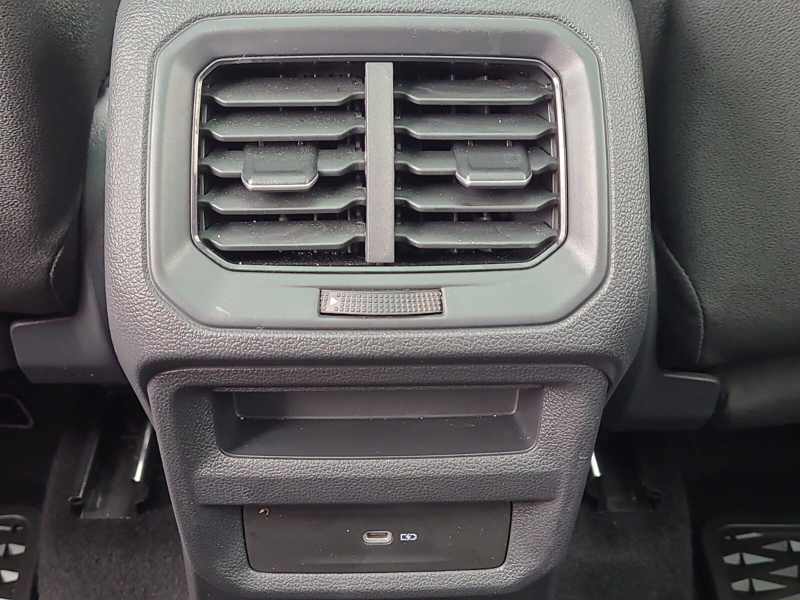 Certified 2025 Volkswagen Taos SE image 11