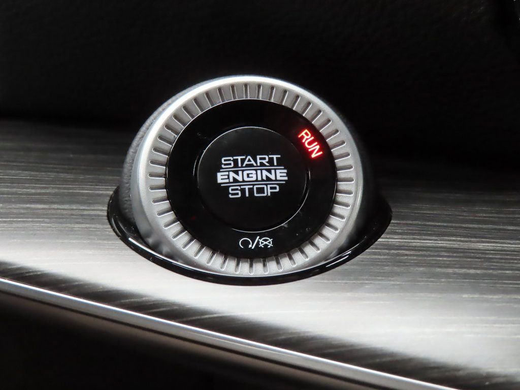 Certified 2024 Jeep Wagoneer L Series II w/ Flexible Seating Group image 11