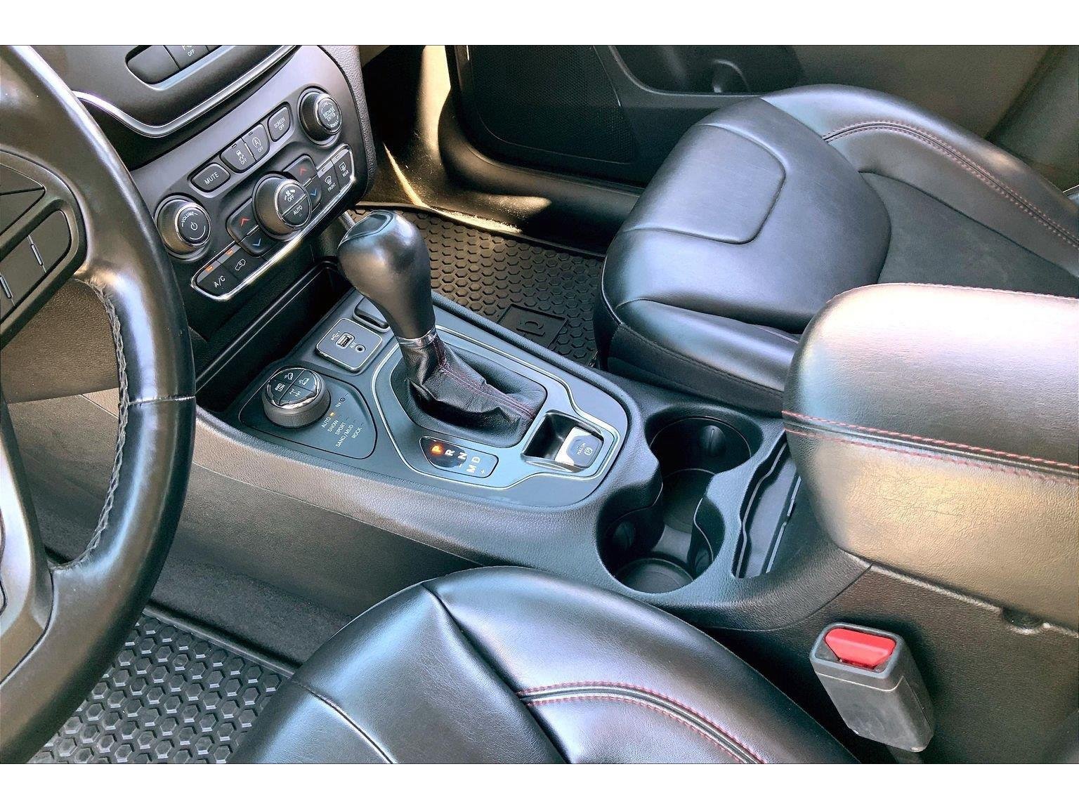 Used 2021 Jeep Cherokee Trailhawk AWD/4WD image 16