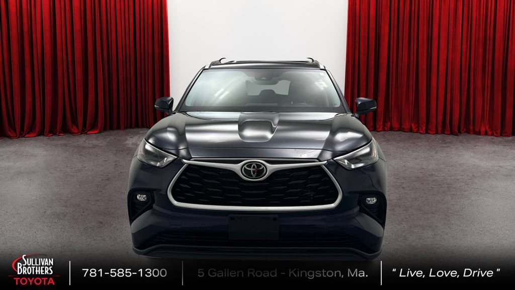 Used 2022 Toyota Highlander XLE AWD/4WD image 2