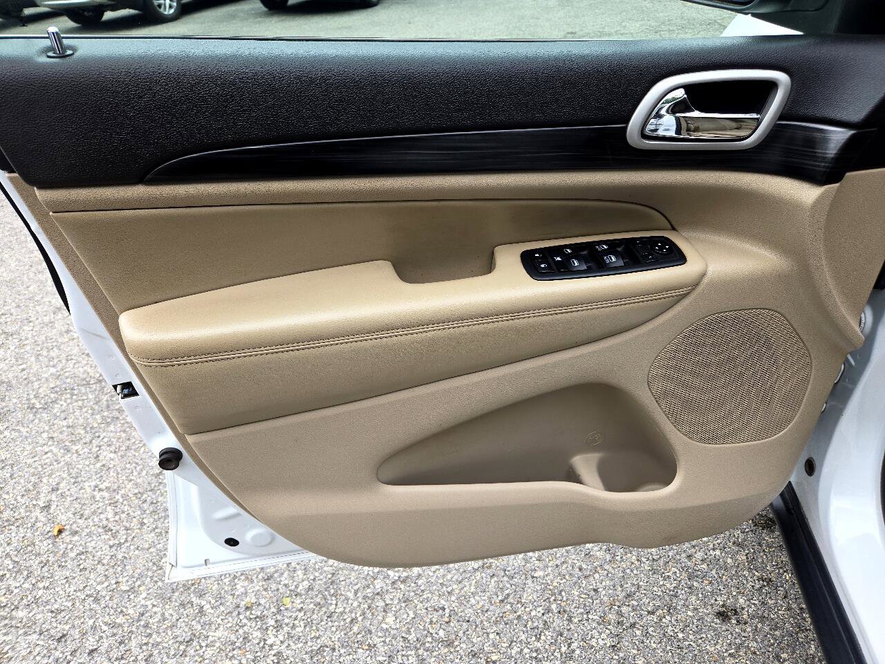 Used 2020 Jeep Grand Cherokee Laredo image 9