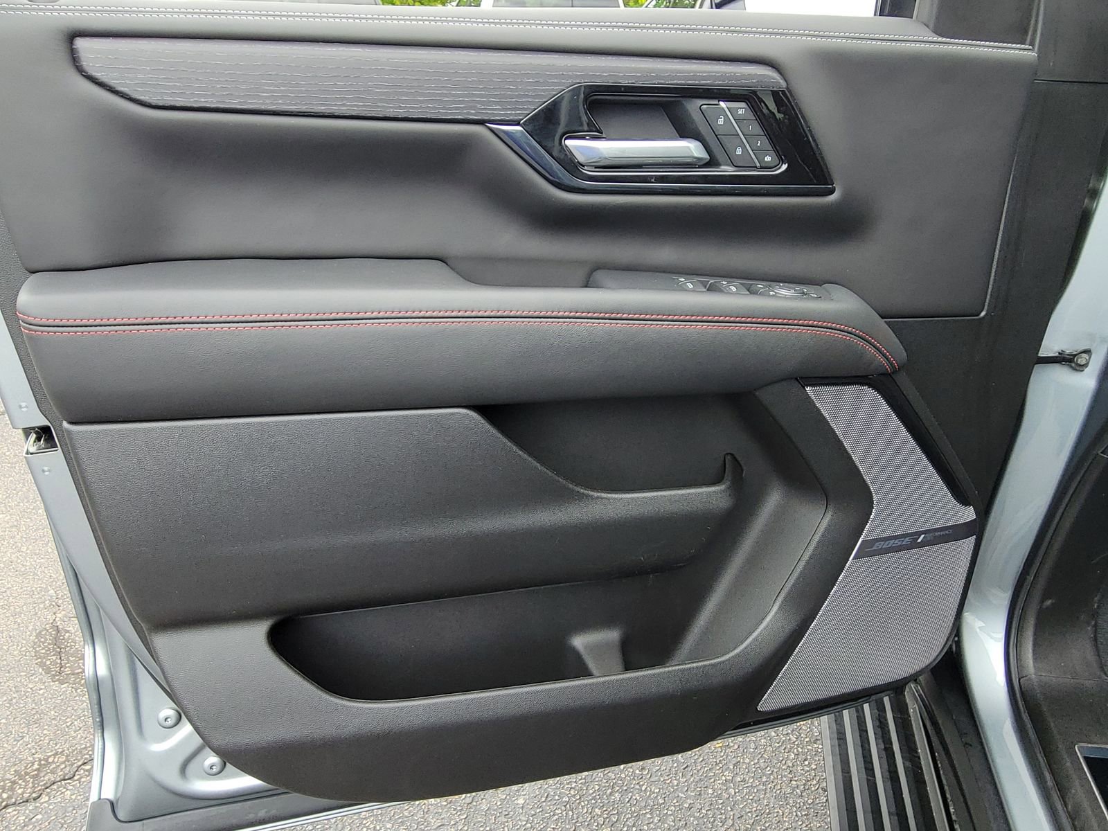 Used 2025 GMC Yukon AT4 Ultimate AWD/4WD image 10