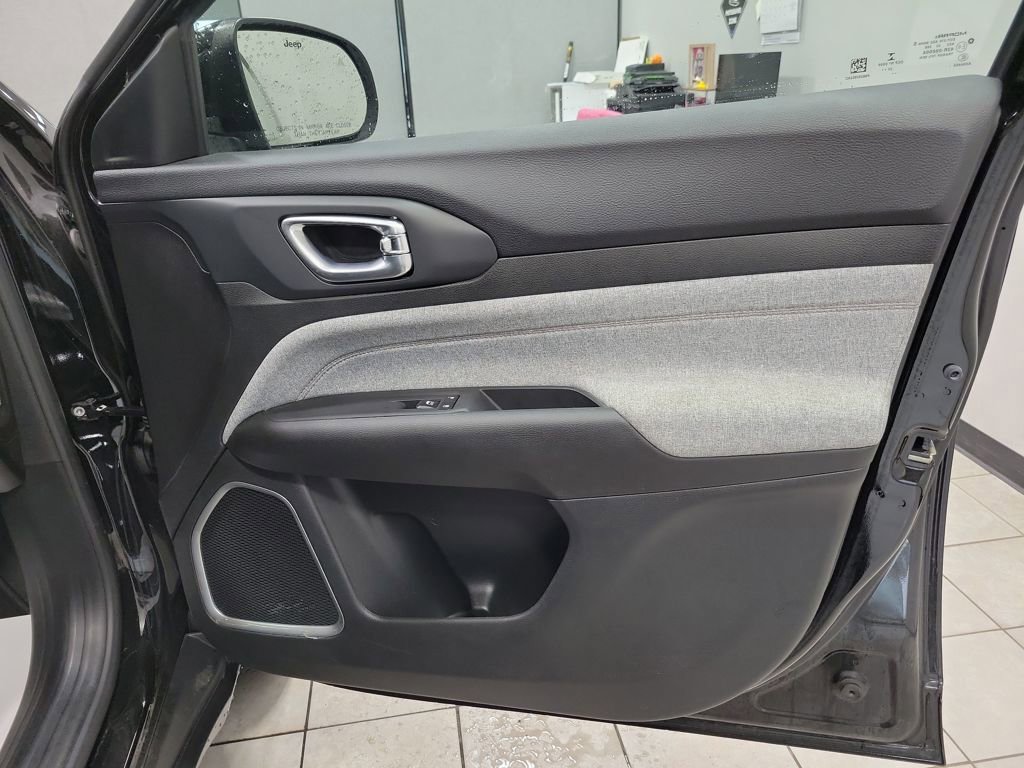 Used 2023 Jeep Compass Latitude image 17