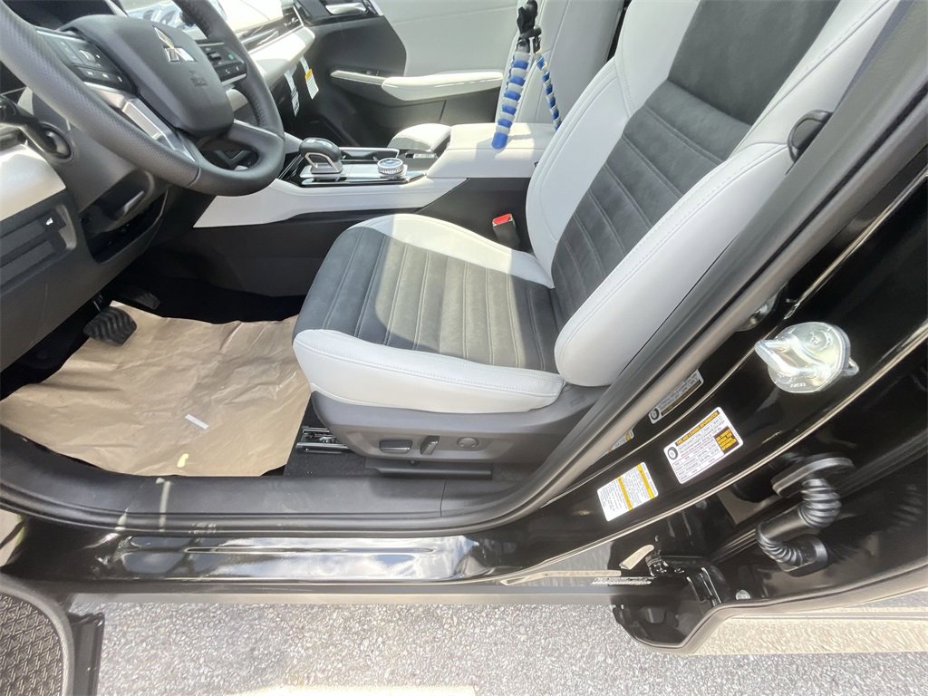 New 2025 Mitsubishi Outlander SE image 12