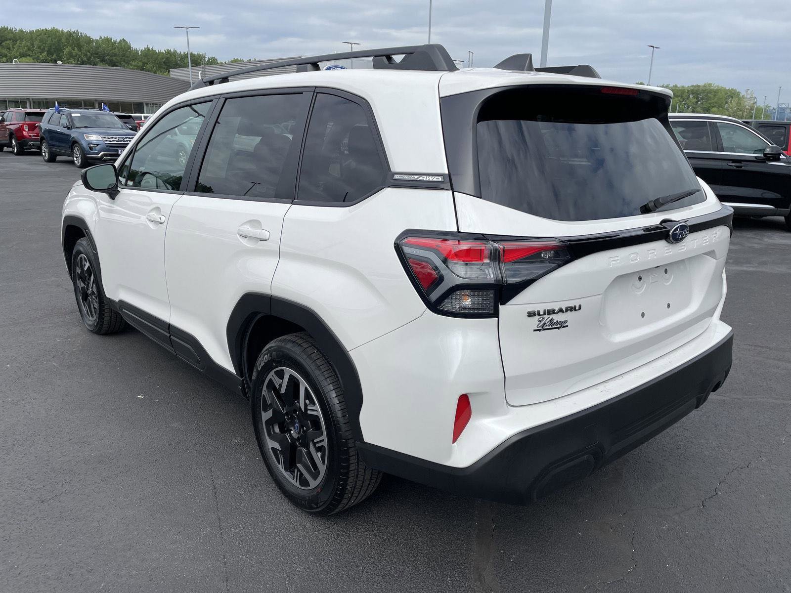 Used 2025 Subaru Forester Premium AWD/4WD image 3