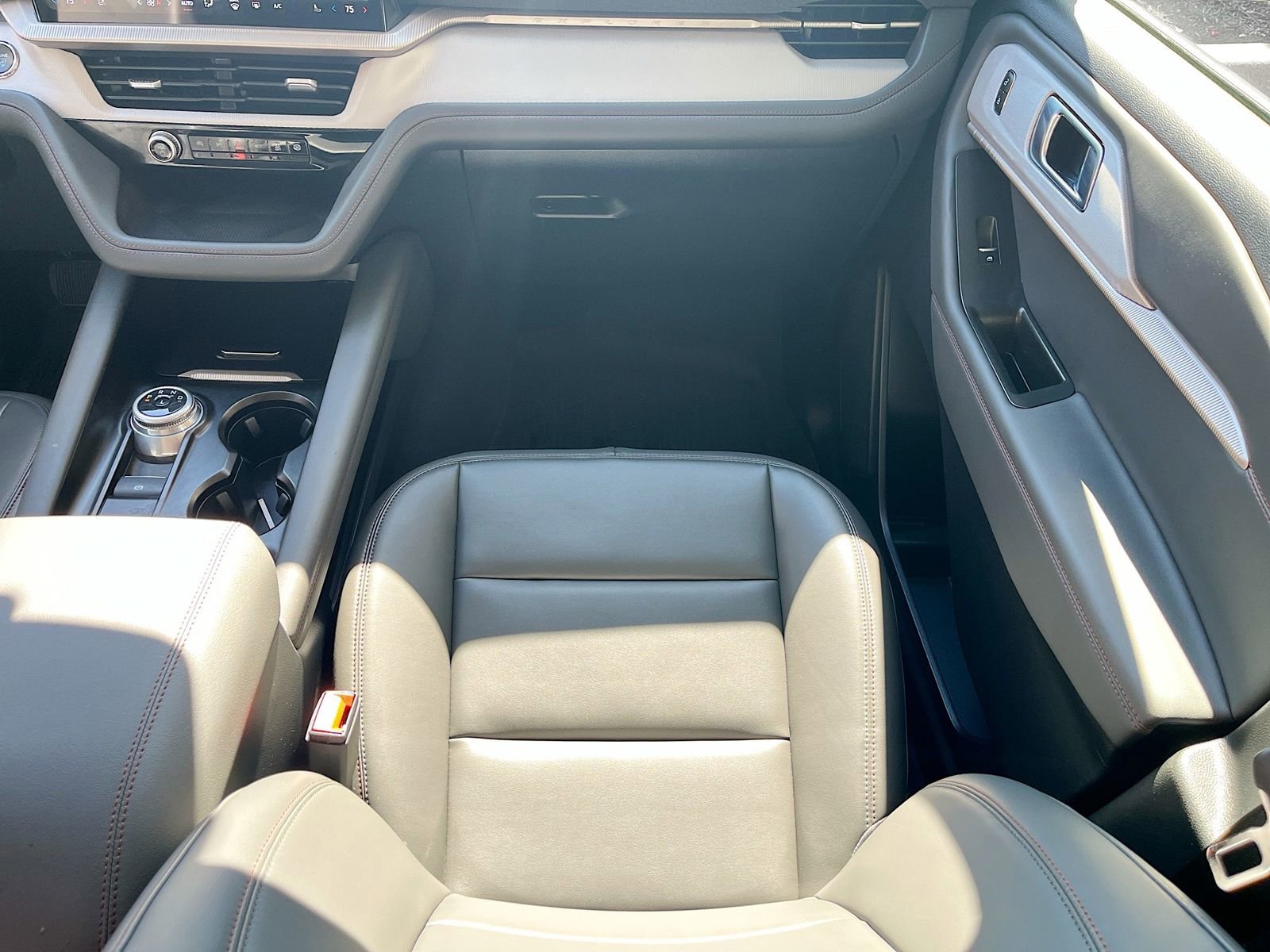 Used 2025 Ford Explorer Active w/ Active Comfort Package AWD/4WD image 24