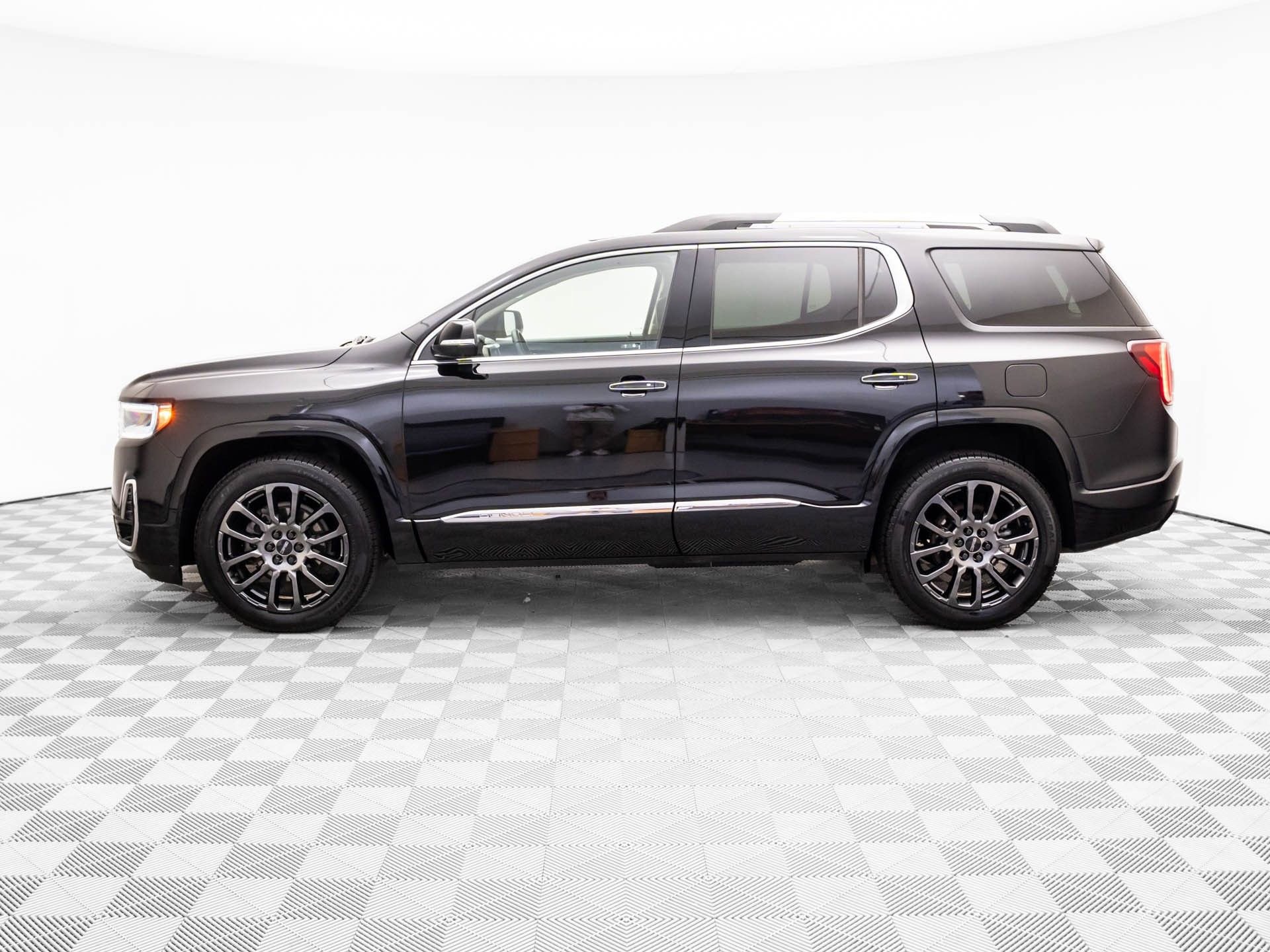 Used 2023 GMC Acadia Denali w/ Black Diamond Edition image 2