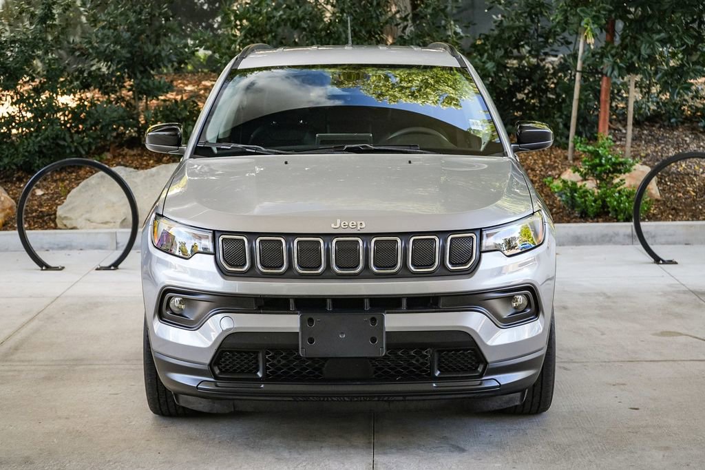 Used 2022 Jeep Compass Latitude image 2