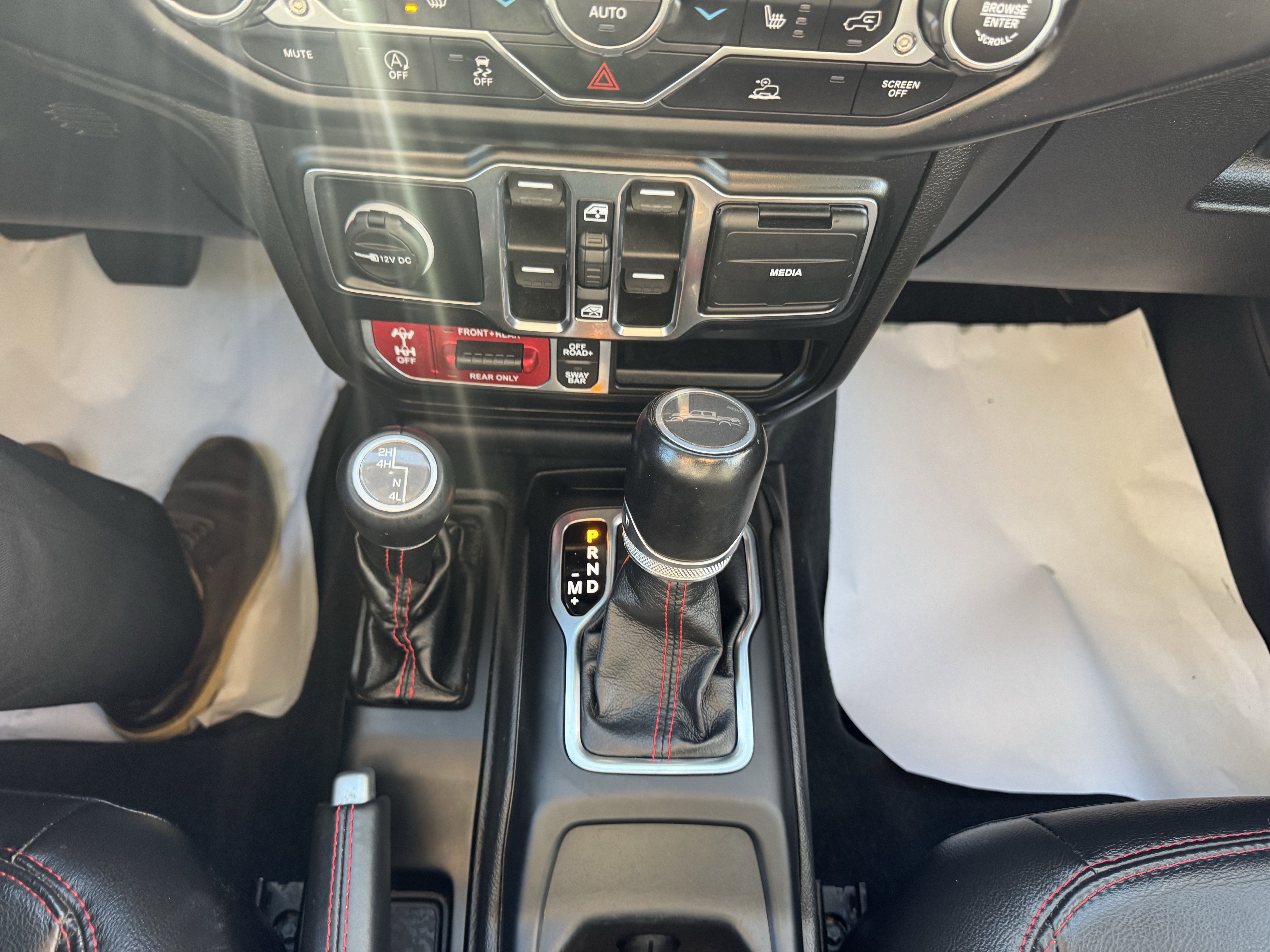 Used 2022 Jeep Gladiator Rubicon w/ Cold Weather Group image 17