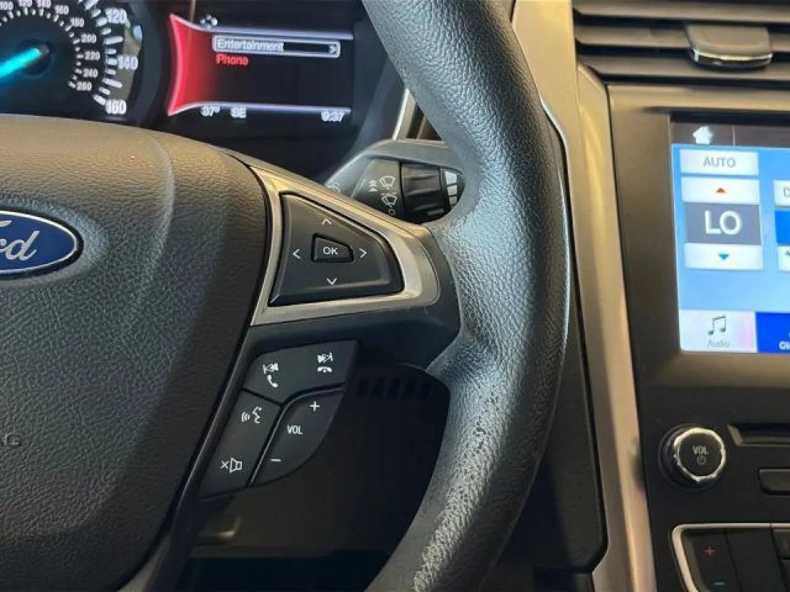 Used 2017 Ford Fusion SE w/ Fusion SE Technology Package image 24