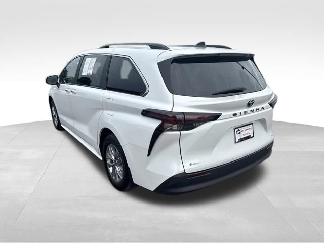 Used 2025 Toyota Sienna XLE FWD image 3