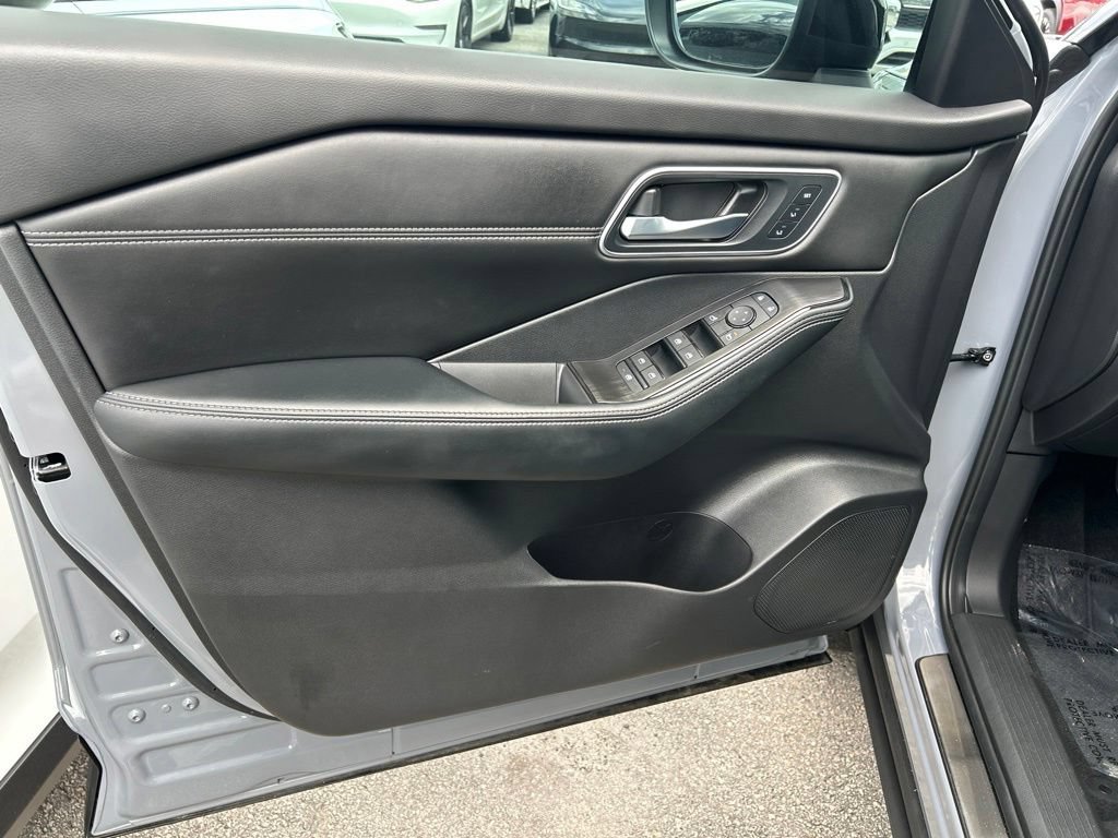 Certified 2026 Nissan Rogue Platinum w/ Platinum Premium Package AWD/4WD image 19