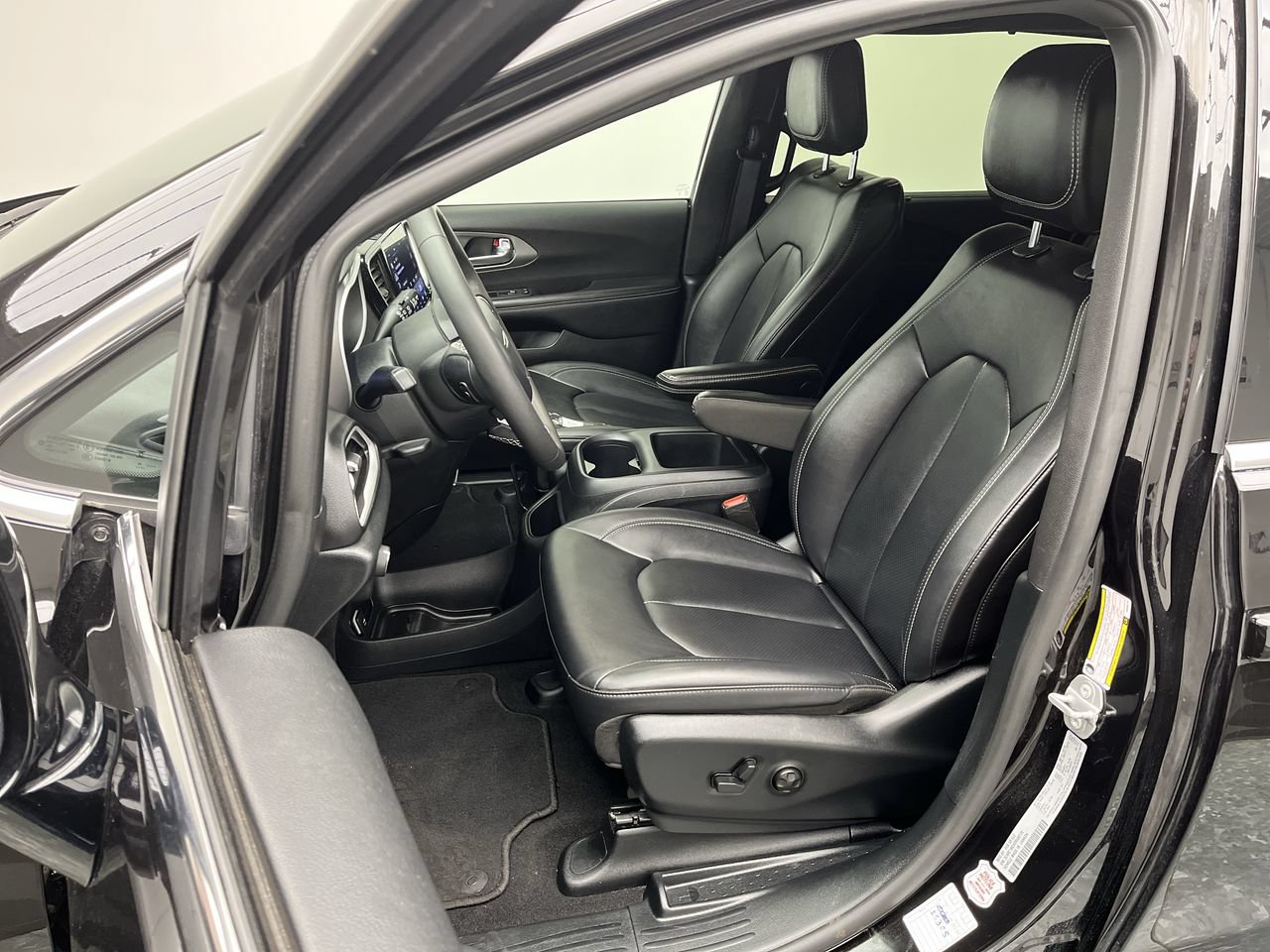 Used 2025 Chrysler Pacifica Select FWD image 9