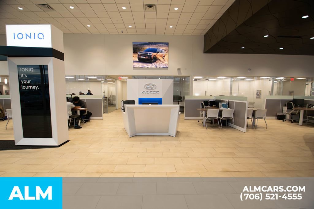 Used 2023 Chevrolet Traverse LT image 30