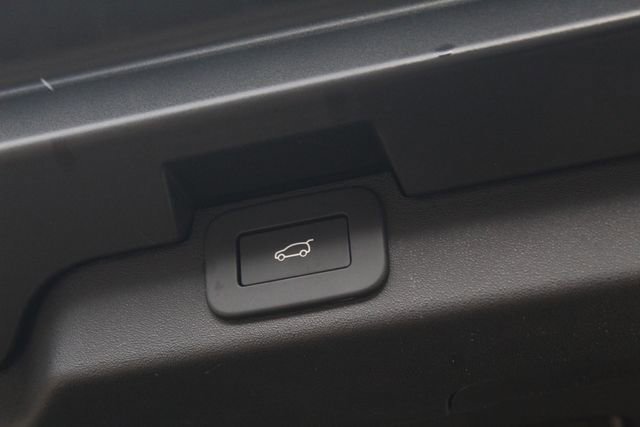 Used 2025 Land Rover Discovery Dynamic SE image 13