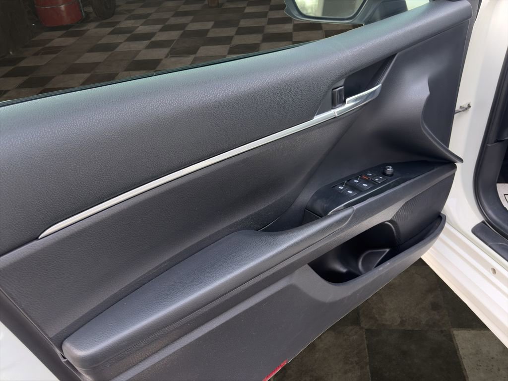 Used 2020 Toyota Camry SE image 16