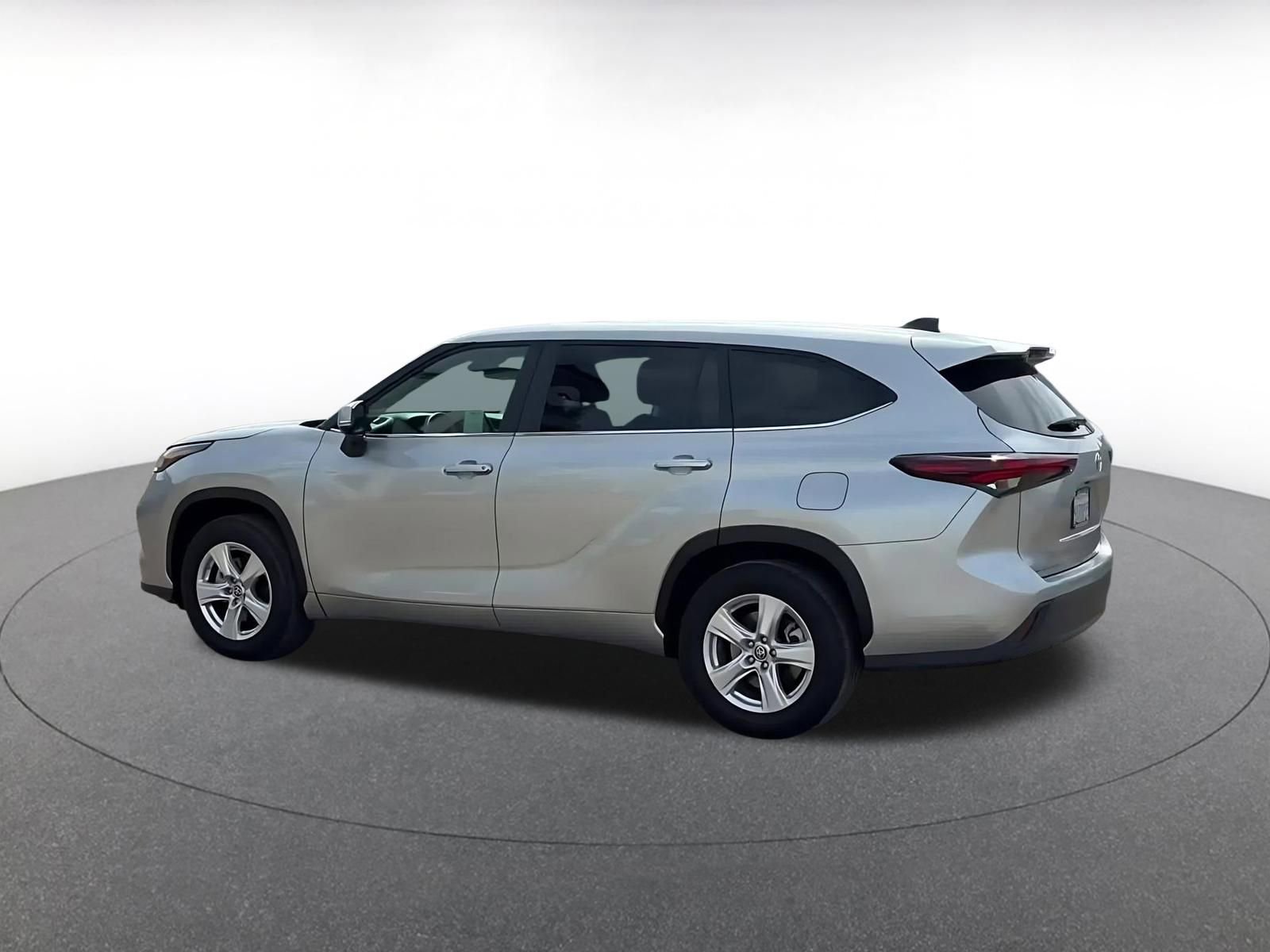 Used 2025 Toyota Highlander LE FWD image 10