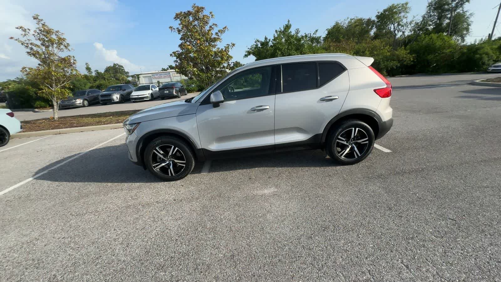 Used 2023 Volvo XC40 B4 Core w/ Convenience Package FWD image 5