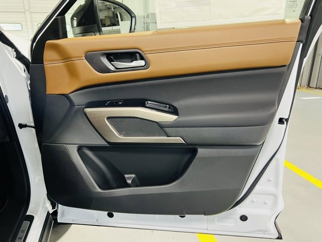 New 2025 Nissan Pathfinder Platinum image 40