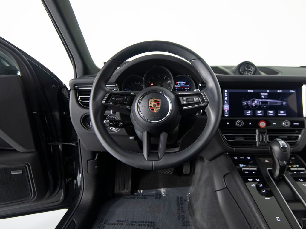 Certified 2025 Porsche Macan image 18