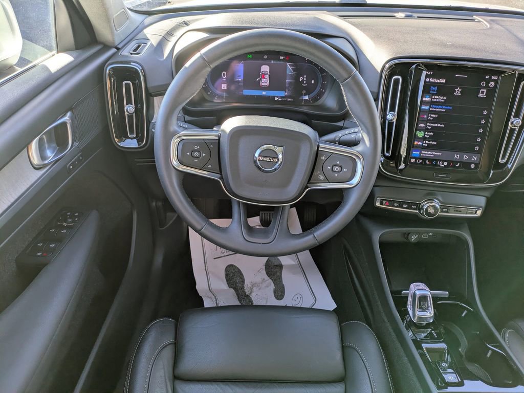 Used 2023 Volvo XC40 B5 Plus image 14