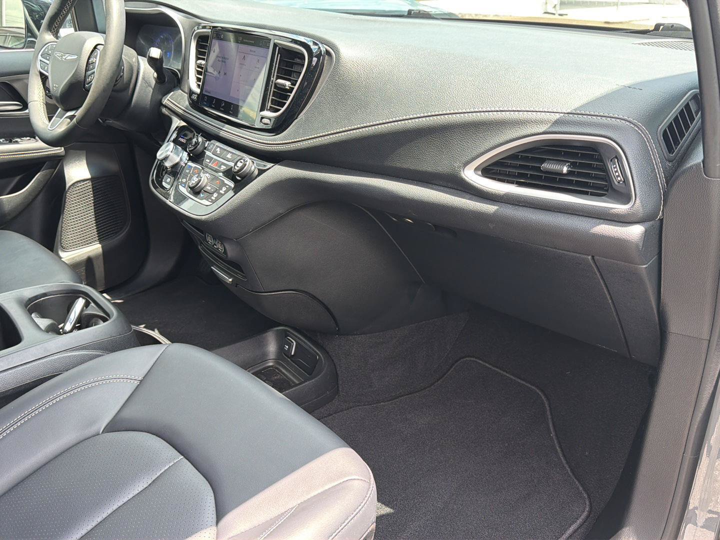Certified 2025 Chrysler Pacifica Select FWD image 6