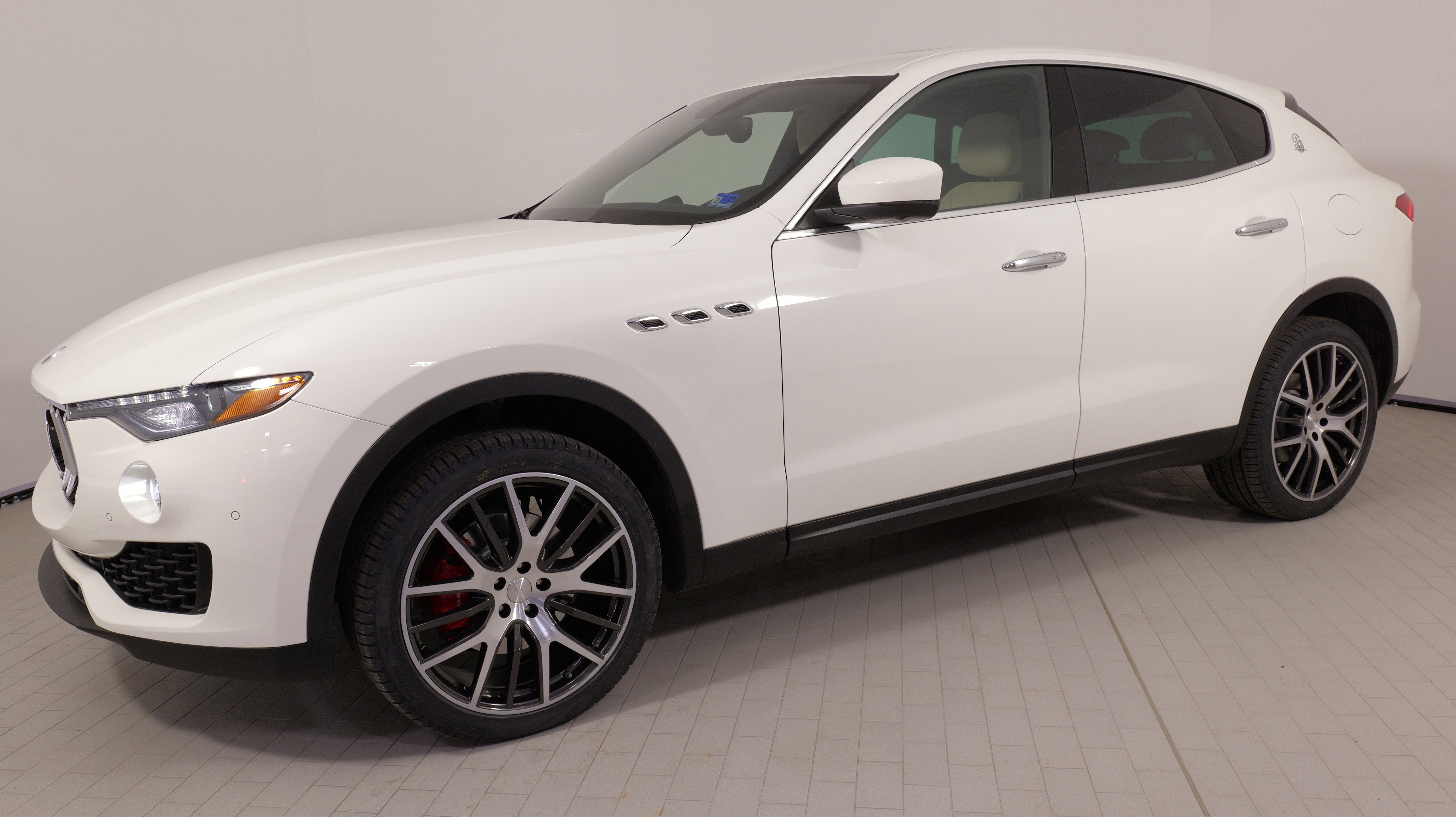 Used 2018 Maserati Levante image 3