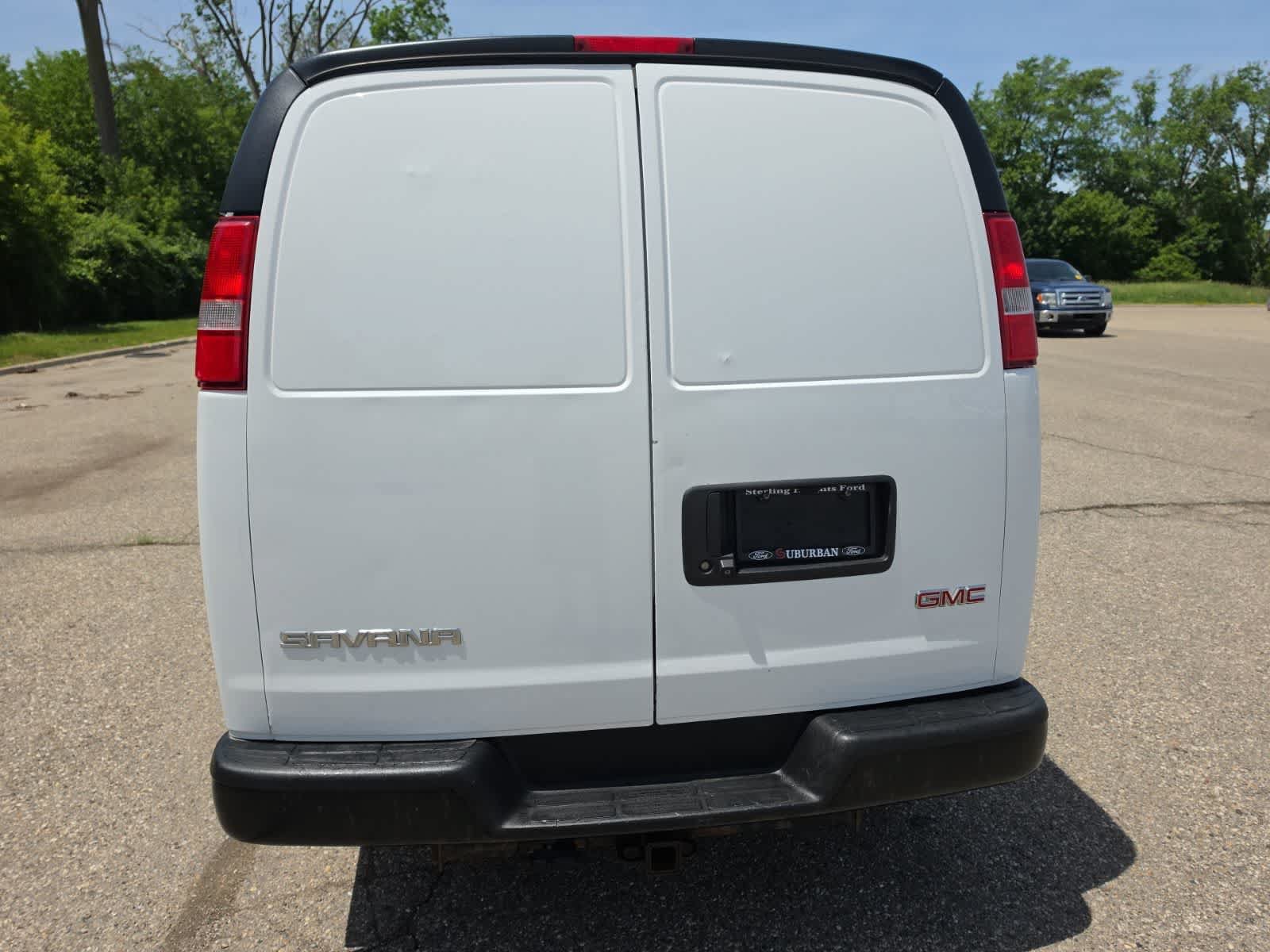 Used 2017 GMC Savana 3500 Extended RWD image 9