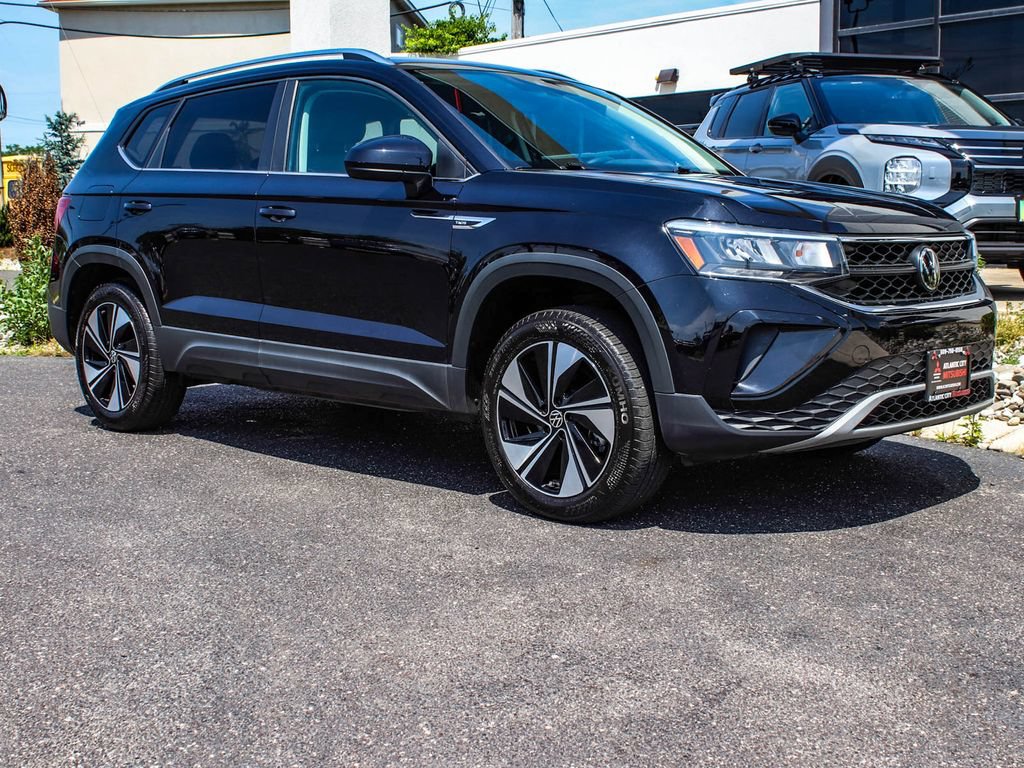 Used 2024 Volkswagen Taos SE AWD/4WD image 3