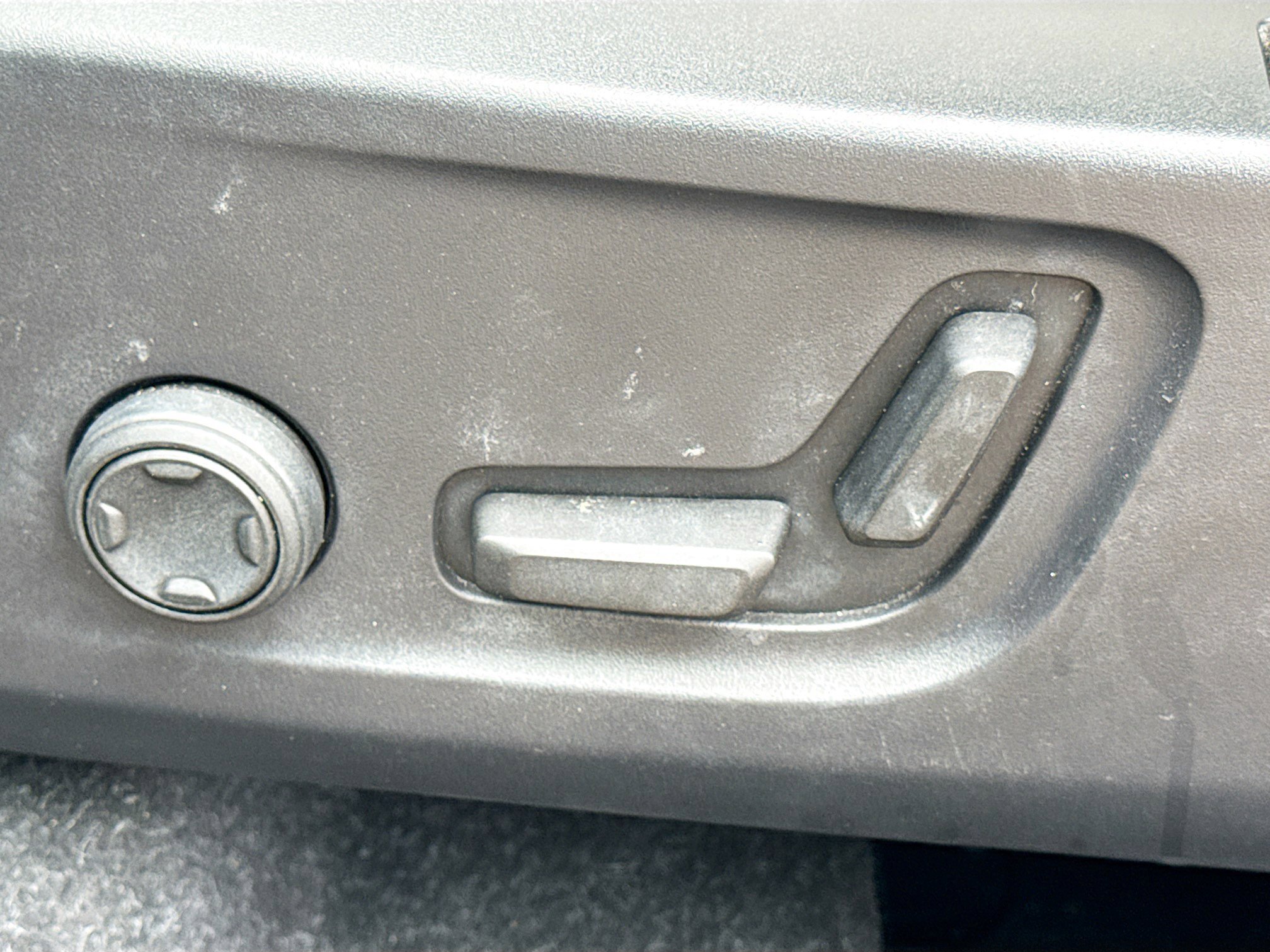 Used 2023 Volvo XC40 B5 Plus image 25