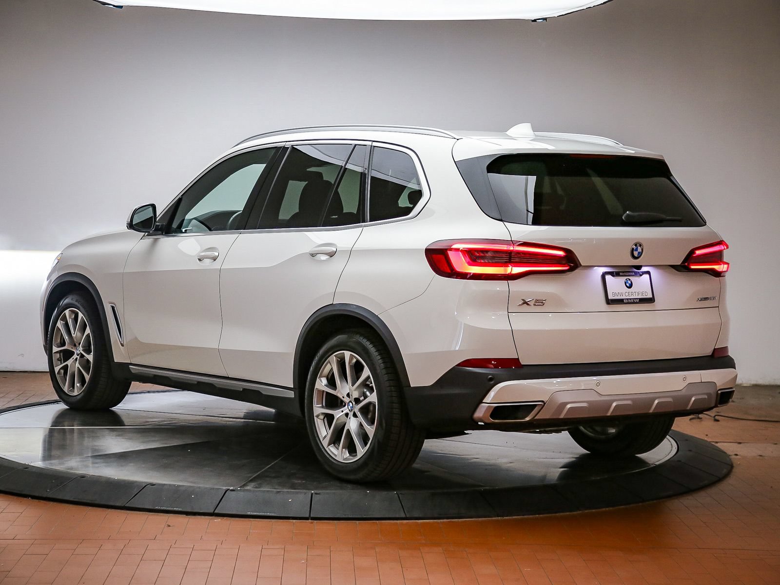 Certified 2022 BMW X5 xDrive40i w/ Parking Assistance Package AWD/4WD image 2